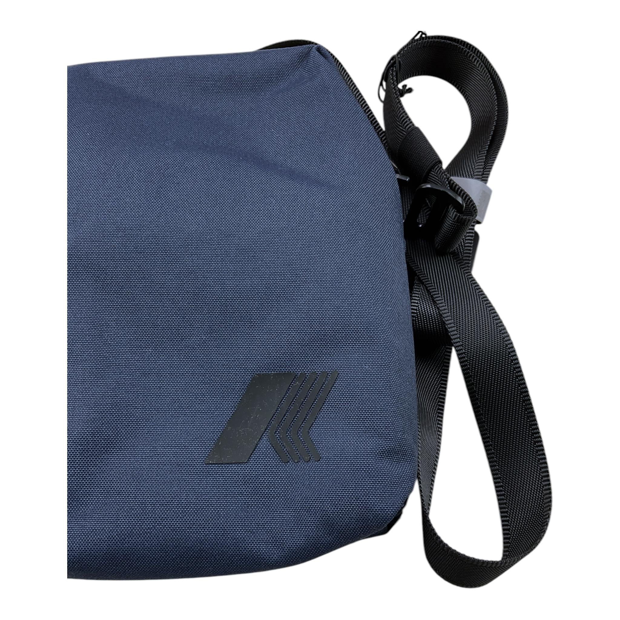 K-WAY borsello tinta unita con tracolla in contrasto Blu per Bambino K4136PW BLU K-WAY